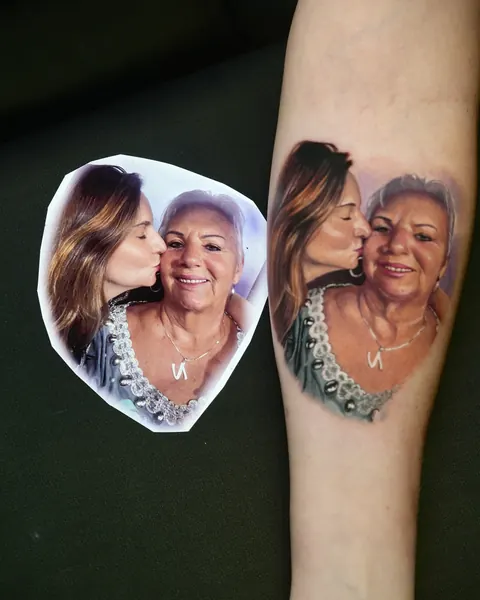 Foto impressa de avó e neta ao lado da mesma cena tatuada no antebraço.
